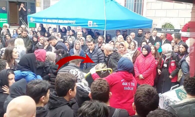 بعد 11 يومًا من وفاتها تحت أنقاض مبنى في إسطنبول.. أمّ تودّع ابنتها على سرير نقال