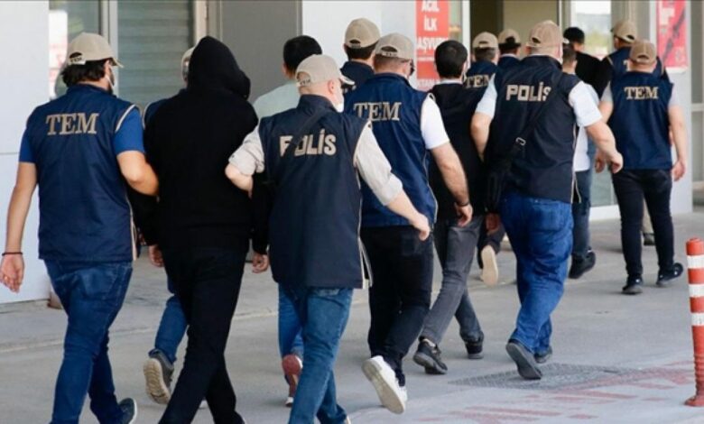 15 موقوفًا في عملية تركية ضد البنية السرية لـFETÖ/PDY داخل جهاز الأمن.. من بينهم موظفون حاليون وسابقون