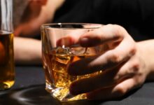دراسة ترصد أثرًا مبكرًا للكحول في الدماغ: خلايا مناعية تبدأ تفكيك شبكة دعم الخلايا العصبية خلال ساعة