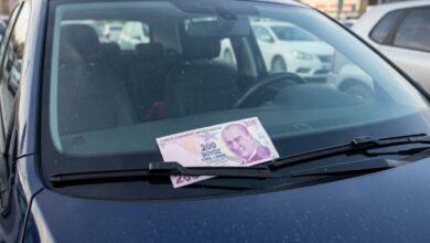 ورقة 200 ليرة تحت ماسحة السيارة في إسطنبول.. لماذا يُنصح السائقون بعدم النزول فورًا؟