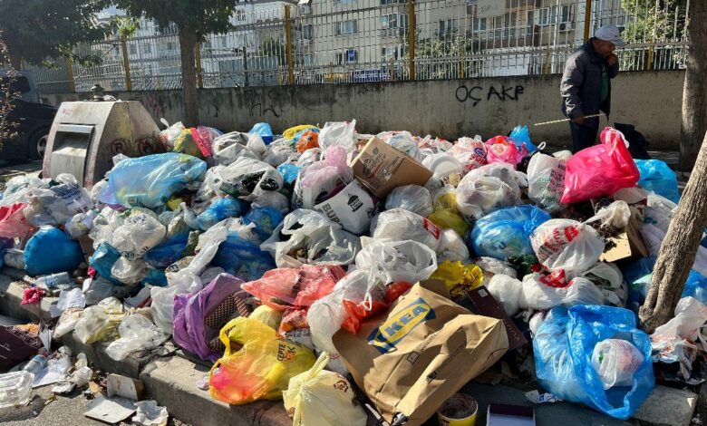 تلال النفايات تحاصر Karşıyaka في إزمير رغم 17 شاحنة جديدة.. لماذا؟