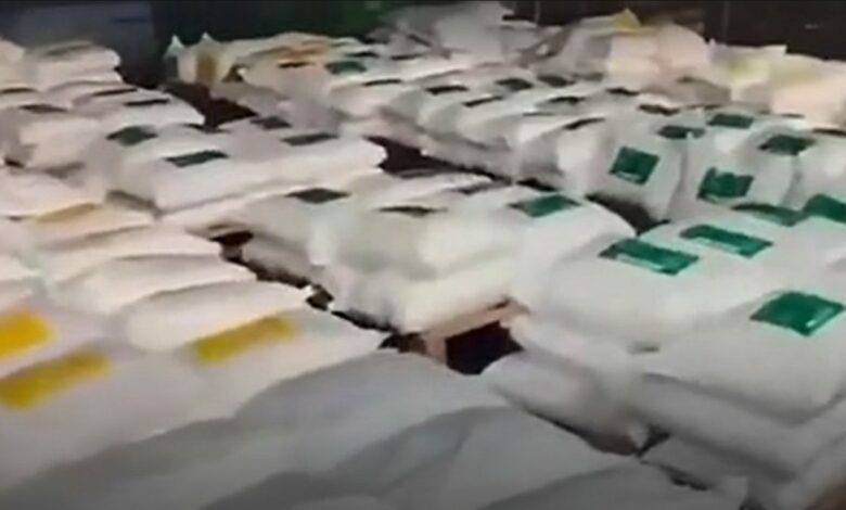 ضبط 7.6 طن من الكوكايين في ميناء كولومبي بعد مزجها بالسكر البني لإخفائها عن كلاب الكشف والأشعة