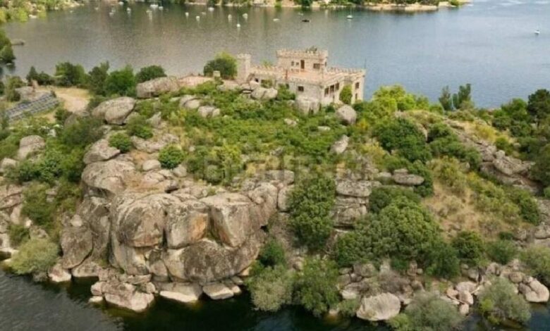جزيرة إسبانية بقلعة معروضة للبيع.. وانخفاض المياه يفتح طريقًا بريًا إليها
