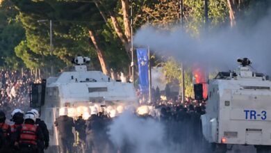 مركبتان تركيتان لمكافحة الشغب تصلان إلى تيرانا وسط احتجاجات ضد راما