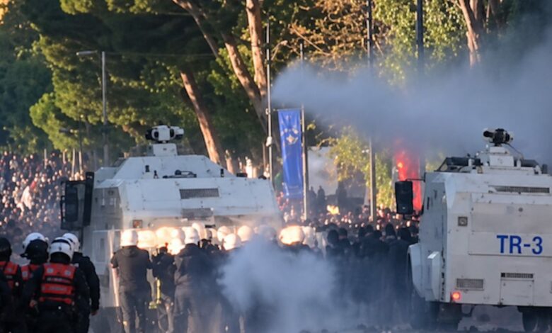 مركبتان تركيتان لمكافحة الشغب تصلان إلى تيرانا وسط احتجاجات ضد راما