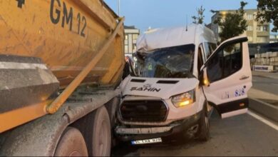إصابة 9 أشخاص في اصطدام ميني باص خدمة بشاحنة متوقفة في Arnavutköy بإسطنبول التركية