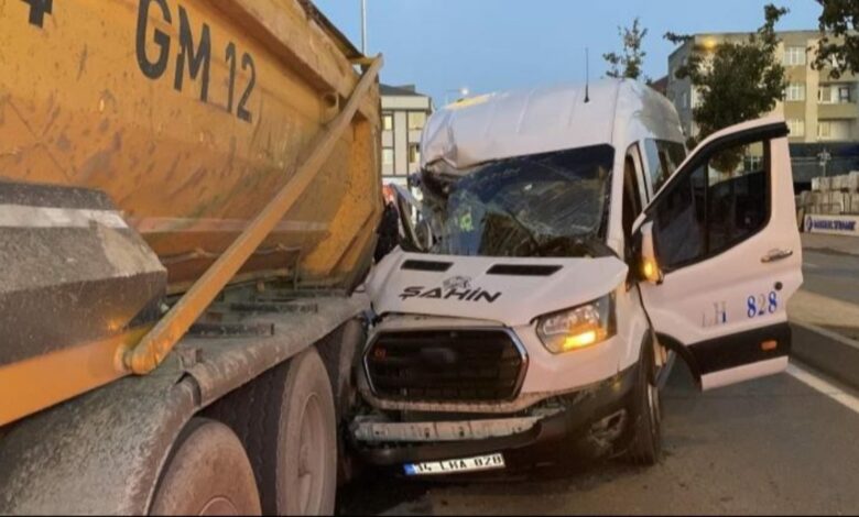 إصابة 9 أشخاص في اصطدام ميني باص خدمة بشاحنة متوقفة في Arnavutköy بإسطنبول التركية