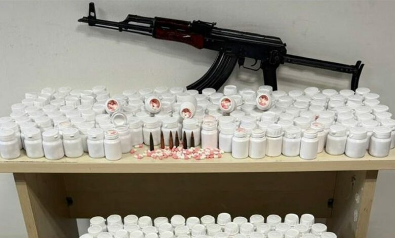59 ألفًا و300 حبة مخدرة وبندقية كلاشينكوف في منزل بإزمير التركية.. القبض على محكوم بالسجن 16 عامًا و8 أشهر