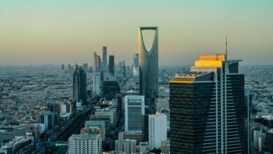 واشنطن تأمر بإجلاء موظفين أميركيين غير أساسيين من السعودية.. ورحلات الرياض تعود بشروط