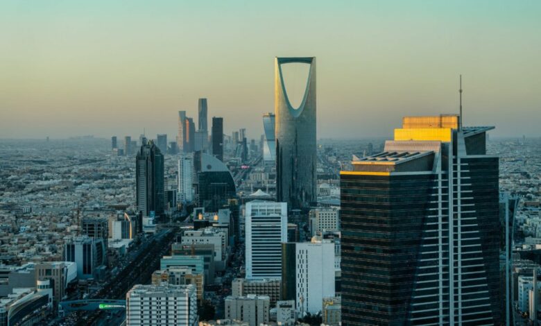 واشنطن تأمر بإجلاء موظفين أميركيين غير أساسيين من السعودية.. ورحلات الرياض تعود بشروط