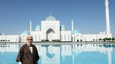 أمينة أردوغان تزور ضريح الإمام البخاري في سمرقند.. رخام تركي في القسم المجدد