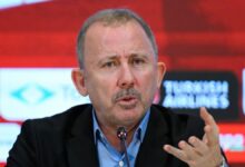 بعد تصريح «لم أناقش راتبي».. تقرير يكشف عقد مدرب منتخب تركيا وتعويض فسخه