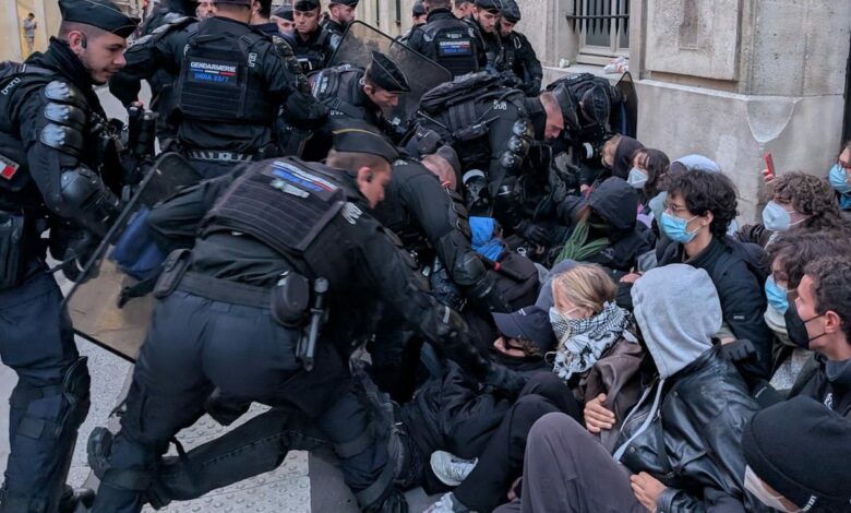 احتجاجات فرنسا تستنفر 70 ألف شرطي ودركي وتغلق اللوفر وأورسيه