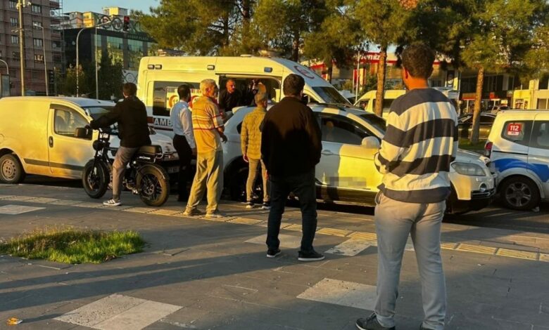 حادث سير في ديار بكر التركية يشعل شجارًا وسط الشارع.. والمارة يتدخلون
