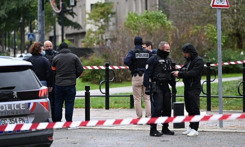 هجوم مسلح في مدينة تراب الفرنسية يقتل شخصًا.. والدة المنفذ بين 3 موقوفين جدد