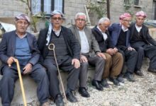 سكان قرية في هكاري التركية يعودون بعد 31 عاماً.. ويقطعون 30 كيلومتراً لحمل احتياجاتهم