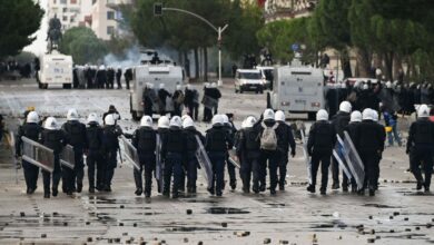 احتجاجات ألبانيا المطالبة باستقالة إيدي راما تتحول إلى مواجهات عنيفة.. شرطي يتدحرج مشتعلًا