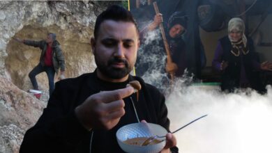 قرويون في أماسيا يحفرون الصخور لصناعة دبس العنب.. ما دور «التربة البيضاء»؟