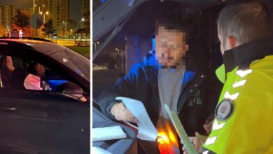 نام سائق مخمور وراكب داخل سيارة عند إشارة حمراء في قيصري.. ثم هدد شرطياً قائلاً: «أنا طبيب»