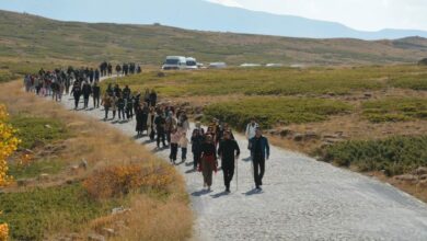 من قمة جبل نمروت إلى بحيرته البركانية.. 200 شخص يقطعون 10 كيلومترات وسط ألوان الخريف
