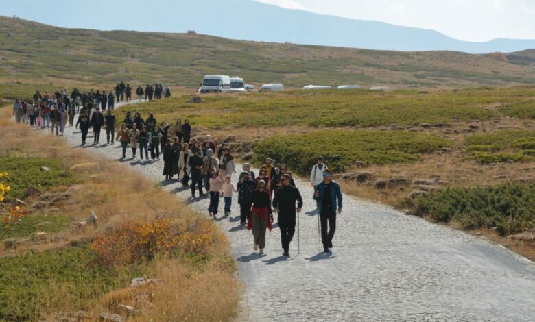 من قمة جبل نمروت إلى بحيرته البركانية.. 200 شخص يقطعون 10 كيلومترات وسط ألوان الخريف