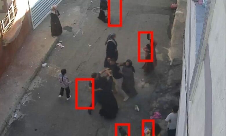 كاميرات مراقبة ترصد شجارًا عائليًا بدأ بين أطفال وانتهى بمقتل شخص وإصابة 4 في غازي عنتاب التركية