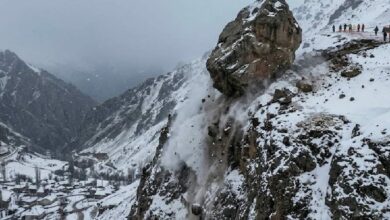 محاولة وقف حريق غابات بصخرة ضخمة تنتهي بانهيار يدفن طريق قرية مغربية