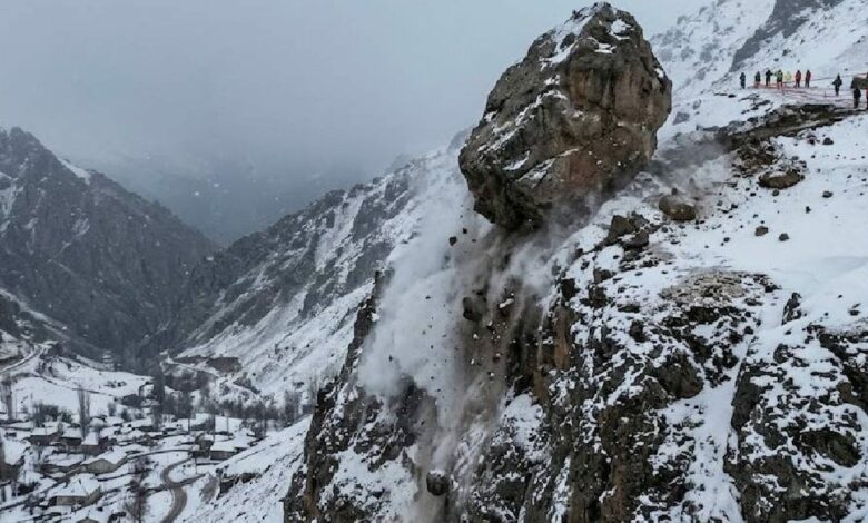 محاولة وقف حريق غابات بصخرة ضخمة تنتهي بانهيار يدفن طريق قرية مغربية