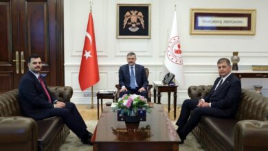 بعد انضمامه إلى حزب العدالة والتنمية.. وزير الداخلية التركي يلتقي رئيس بلدية إزمير
