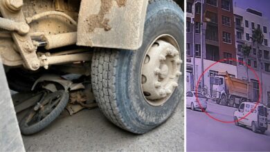 سائق دراجة يفقد حياته أسفل شاحنة في هاتاي التركية.. والكاميرا ترصد لحظة الانعطاف