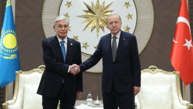 أردوغان يستقبل توكاييف في أنقرة وسط 21 طلقة مدفعية ورايات 16 دولة تركية تاريخية