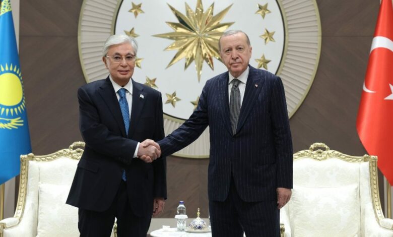 أردوغان يستقبل توكاييف في أنقرة وسط 21 طلقة مدفعية ورايات 16 دولة تركية تاريخية