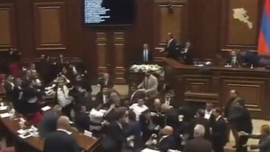 شجار بالأيدي داخل البرلمان الأرميني.. باشينيان يصف إلقاء كرسي بأنه «متناسب وصحيح»