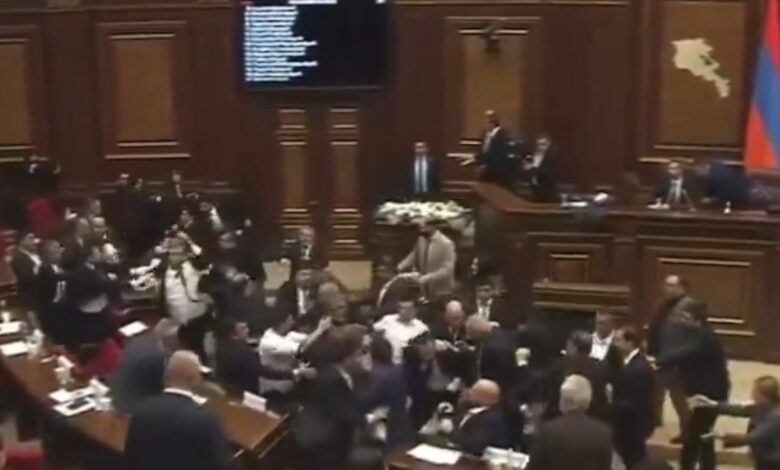 شجار بالأيدي داخل البرلمان الأرميني.. باشينيان يصف إلقاء كرسي بأنه «متناسب وصحيح»