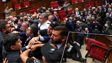 اشتباك بين نواب الحكومة والمعارضة في البرلمان الأرميني.. ونائب رئيس المجلس يرمي كرسيًا