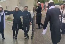 يهود يحتفلون في شوارع إزمير بخسارة نتنياهو في الانتخابات الإسرائيلية