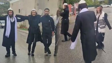 يهود يحتفلون في شوارع إزمير بخسارة نتنياهو في الانتخابات الإسرائيلية