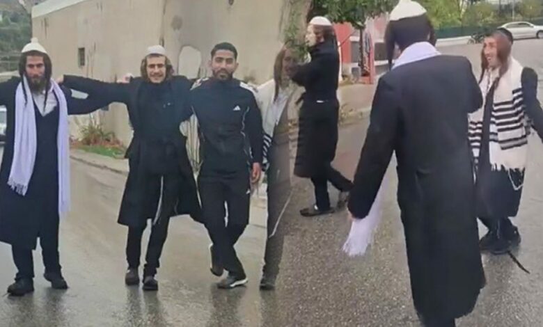 يهود يحتفلون في شوارع إزمير بخسارة نتنياهو في الانتخابات الإسرائيلية