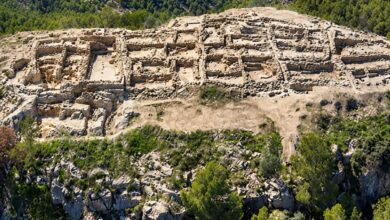 تحصينات هائلة تحيط بمستوطنة إسبانية تحميها الجروف.. لماذا بُنيت أسوار بسمك 7 أمتار؟