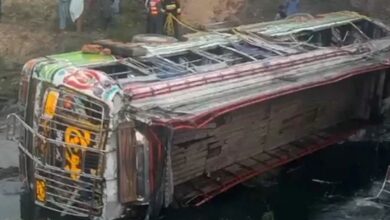 انقلاب حافلة في باكستان يقتل 5 أشخاص ويصيب 27.. والسرعة الزائدة أحد الاحتمالات