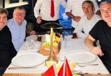أربعة من أساطير فنربخشة وبشكتاش يجتمعون على طاولة واحدة.. واسم بارز يعود إلى سباق التدريب