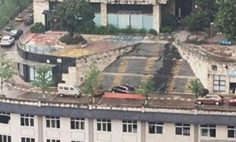 طريق للمركبات فوق مبنى من خمسة طوابق في تشونغتشينغ.. حلّ فرضته المنحدرات