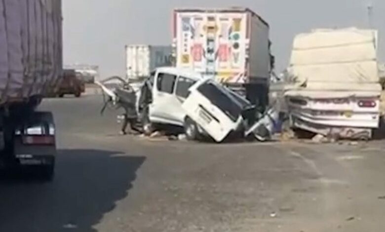 تصادم ميني باص وشاحنة جنوب القاهرة ينهي حياة 10 أشخاص ويصيب 24 آخرين