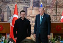 أردوغان وزيلينسكي يتفقان على إبقاء ممر الحبوب في البحر الأسود فعالًا رغم استهداف السفن المدنية