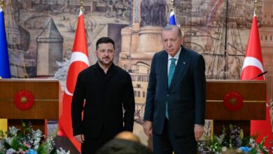 أردوغان وزيلينسكي يتفقان على إبقاء ممر الحبوب في البحر الأسود فعالًا رغم استهداف السفن المدنية
