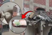 انهار مبنى من 4 طوابق أثناء هدمه في إسطنبول وأسقط جدار منزل مجاور.. لم يكن أحد في الداخل